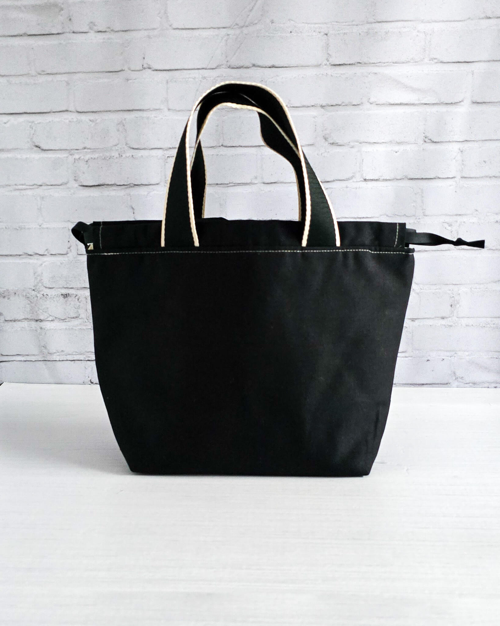 Stricktasche Alva M mit türkisem Mandala auf schwarzem Canvas - handgenäht in Bayern von Nadelmikado