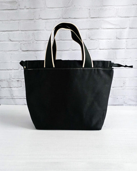 Stricktasche Alva M mit türkisem Mandala auf schwarzem Canvas - handgenäht in Bayern von Nadelmikado