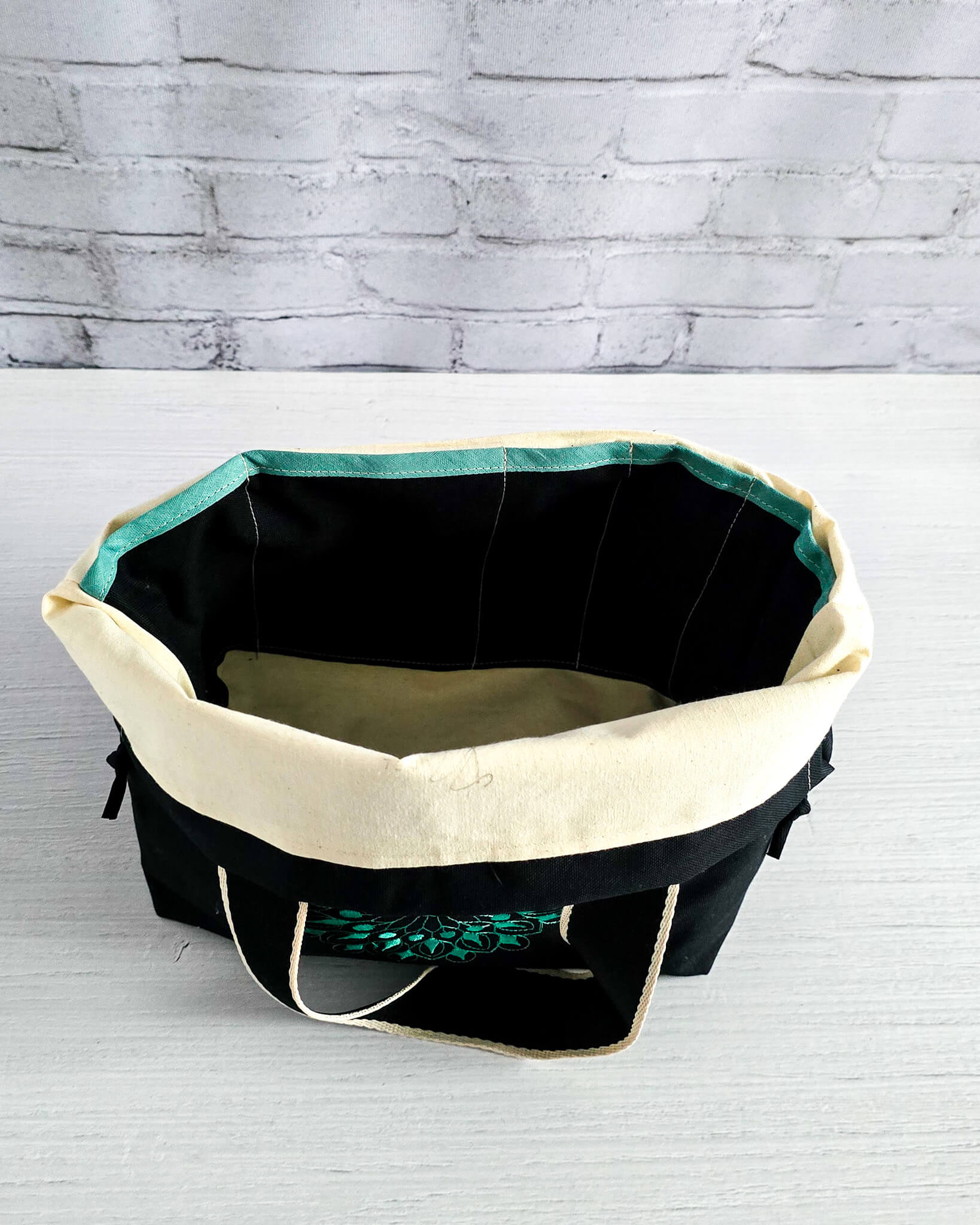 Stricktasche Alva M mit türkisem Mandala auf schwarzem Canvas - handgenäht in Bayern von Nadelmikado