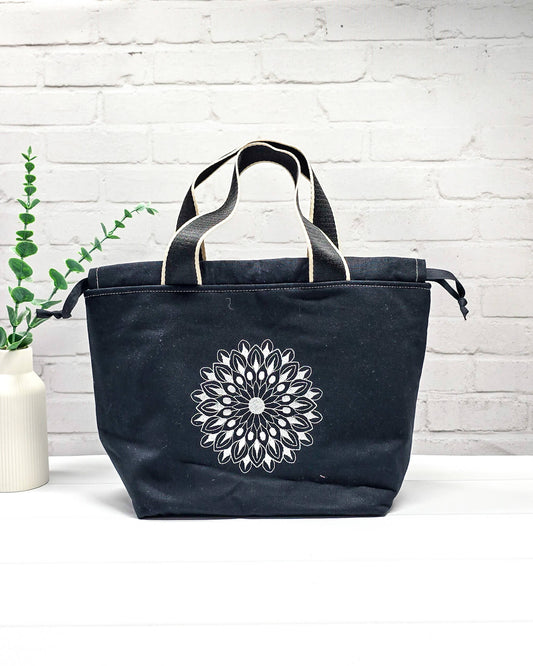 Stricktasche Alva M mit weißem Mandala auf schwarzem Canvas - handgenäht in Bayern von Nadelmikado