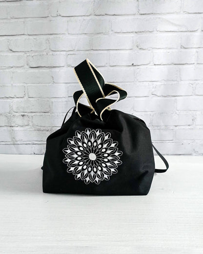 Stricktasche Alva M mit weißem Mandala auf schwarzem Canvas - handgenäht in Bayern von Nadelmikado