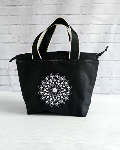 Stricktasche Alva M mit weißem Mandala auf schwarzem Canvas - handgenäht in Bayern von Nadelmikado