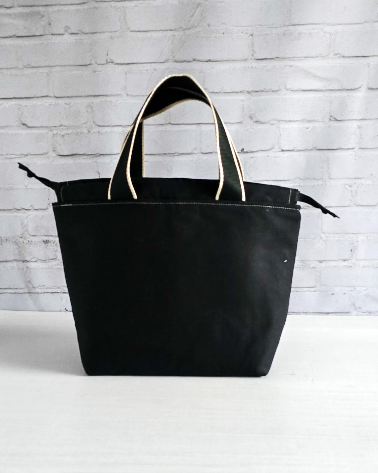 Stricktasche Alva M mit weißem Mandala auf schwarzem Canvas - handgenäht in Bayern von Nadelmikado