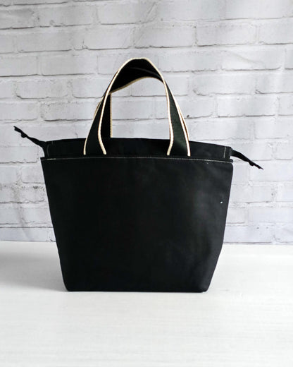 Stricktasche Alva M mit weißem Mandala auf schwarzem Canvas - handgenäht in Bayern von Nadelmikado