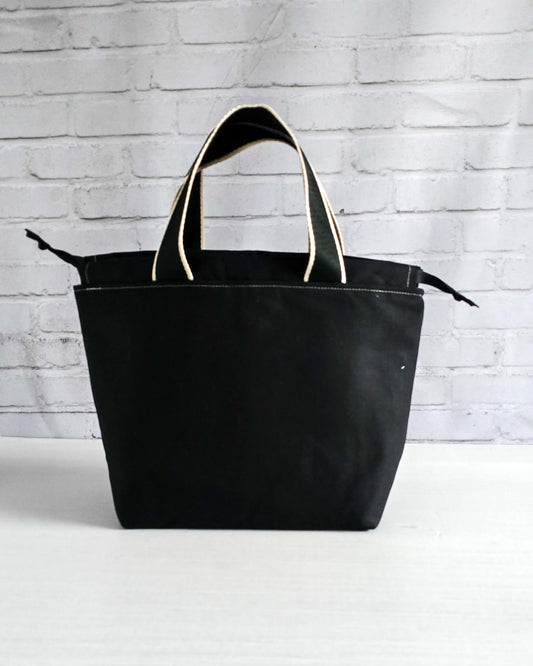 Stricktasche Alva M mit weißem Mandala auf schwarzem Canvas - handgenäht in Bayern von Nadelmikado