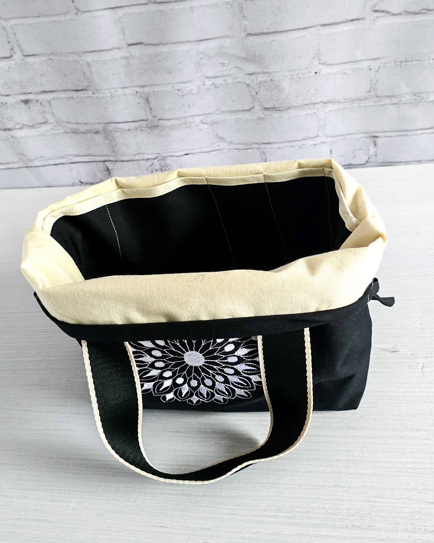 Stricktasche Alva M mit weißem Mandala auf schwarzem Canvas - handgenäht in Bayern von Nadelmikado