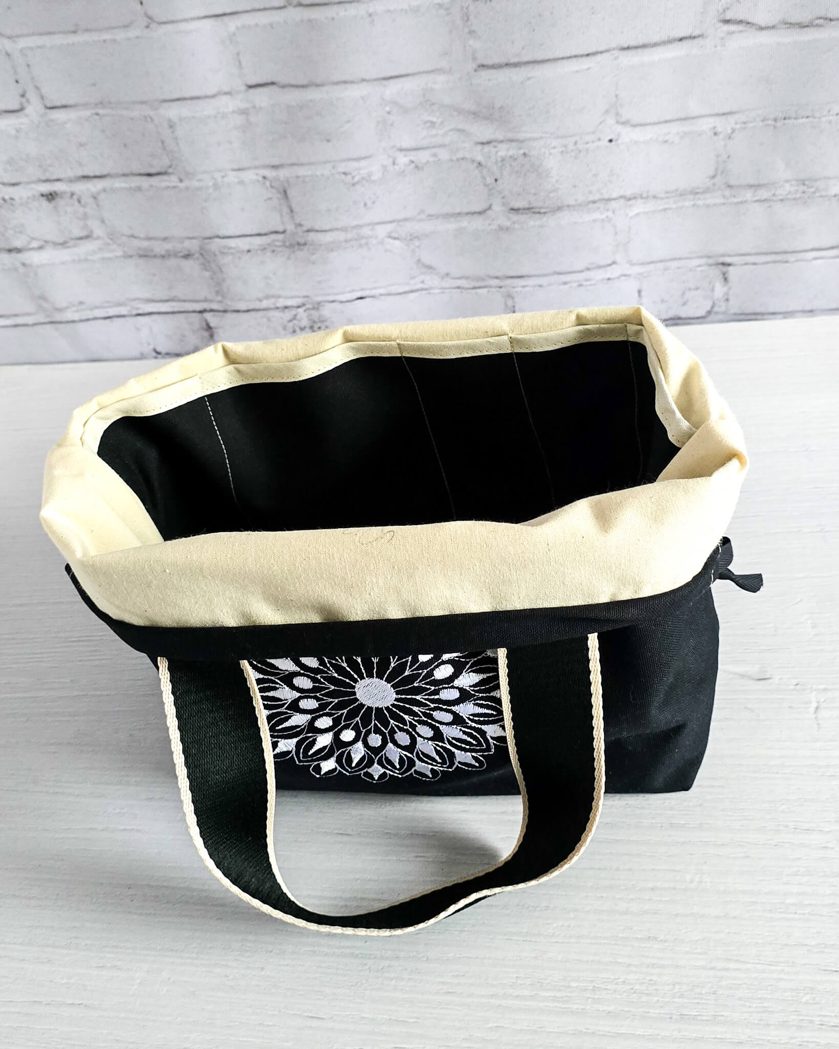 Stricktasche Alva M mit weißem Mandala auf schwarzem Canvas - handgenäht in Bayern von Nadelmikado