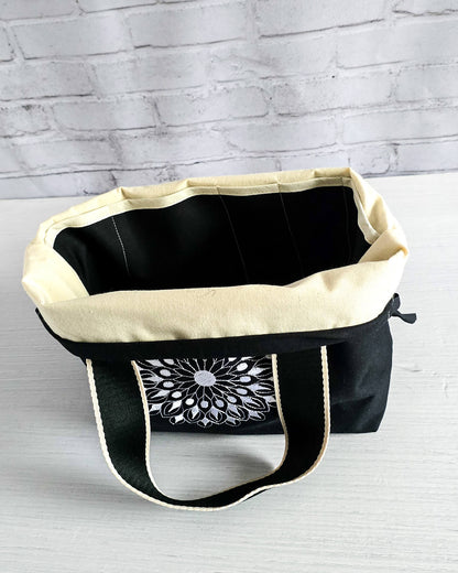 Stricktasche Alva M mit weißem Mandala auf schwarzem Canvas - handgenäht in Bayern von Nadelmikado