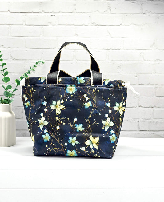 Projekttasche Alva M dunkel floral fein handgenäht Bayern von Nadelmikado