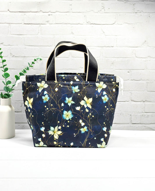 Projekttasche Alva M dunkel floral fein handgenäht Bayern von Nadelmikado