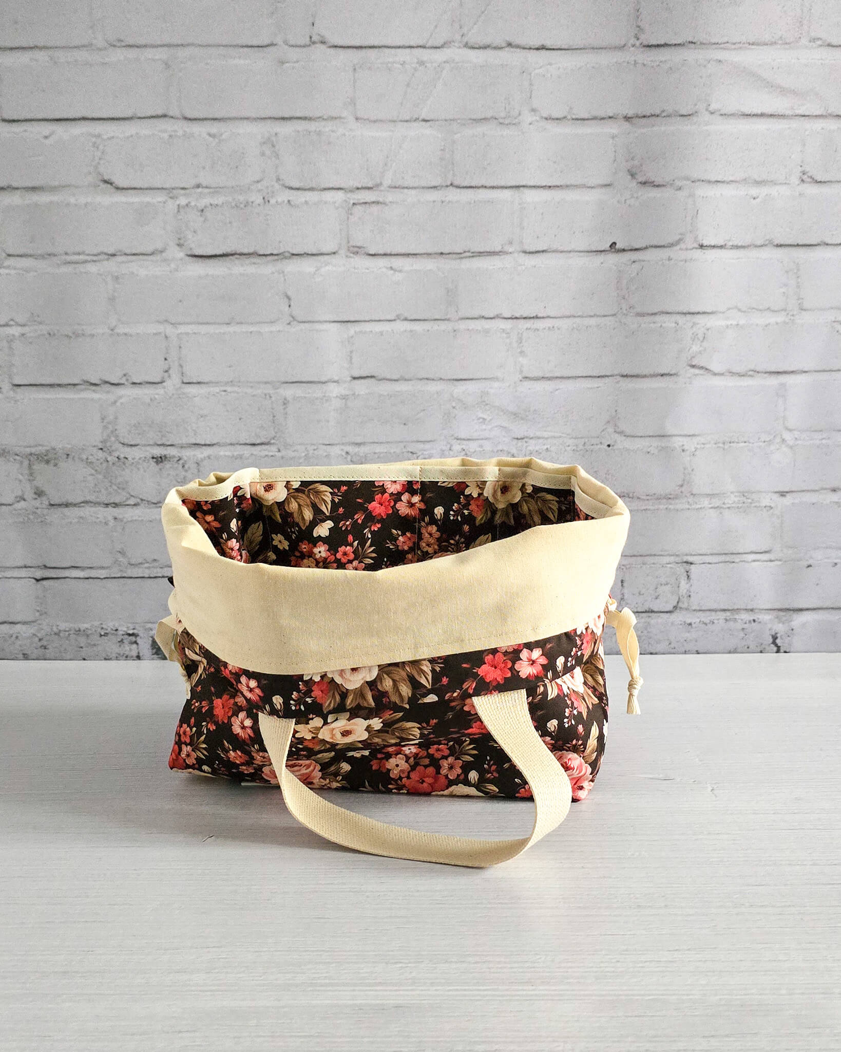 Projekttasche Alva M Midnight Roses handgenäht in Bayern von Nadelmikado