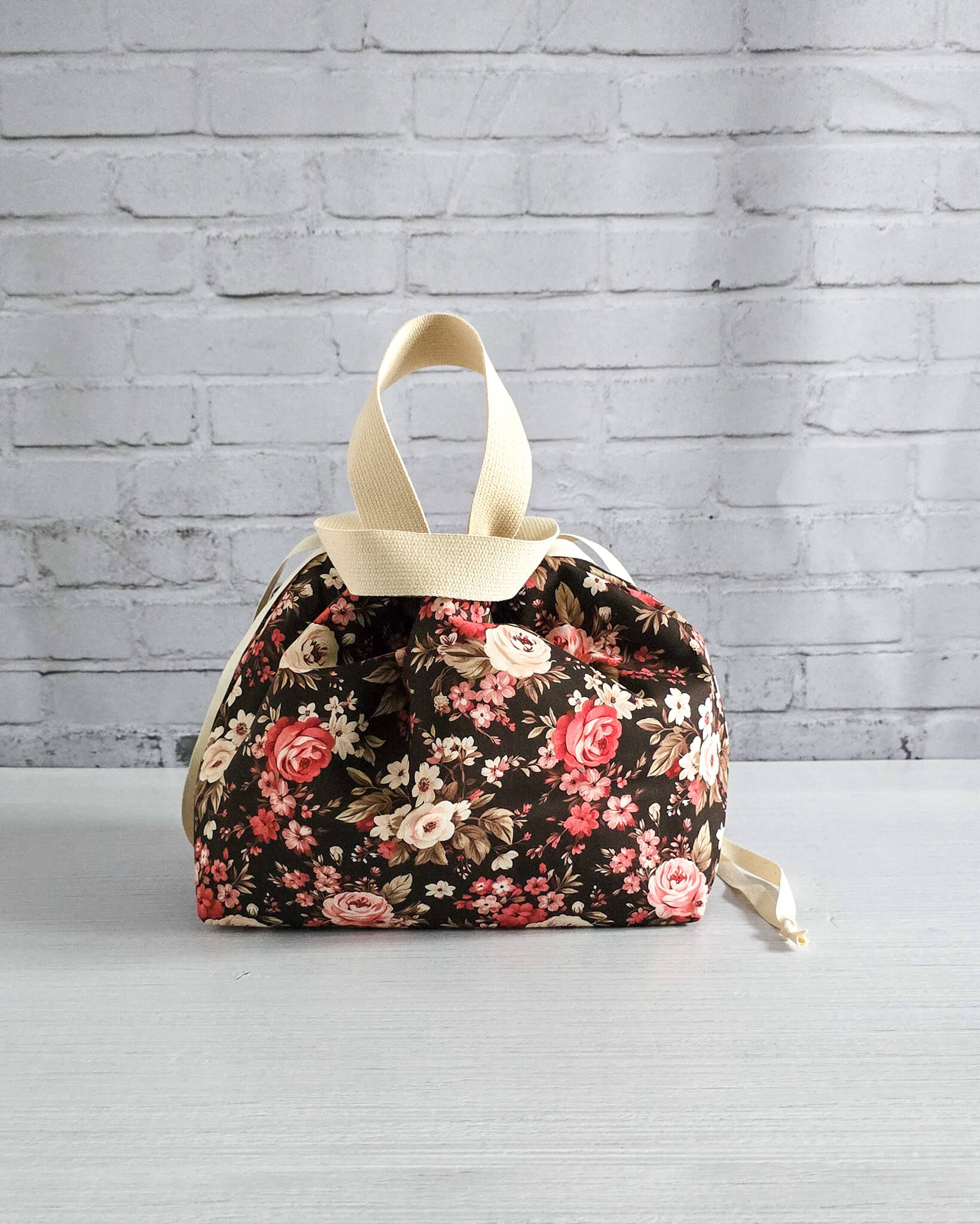 Projekttasche Alva M Midnight Roses handgenäht in Bayern von Nadelmikado