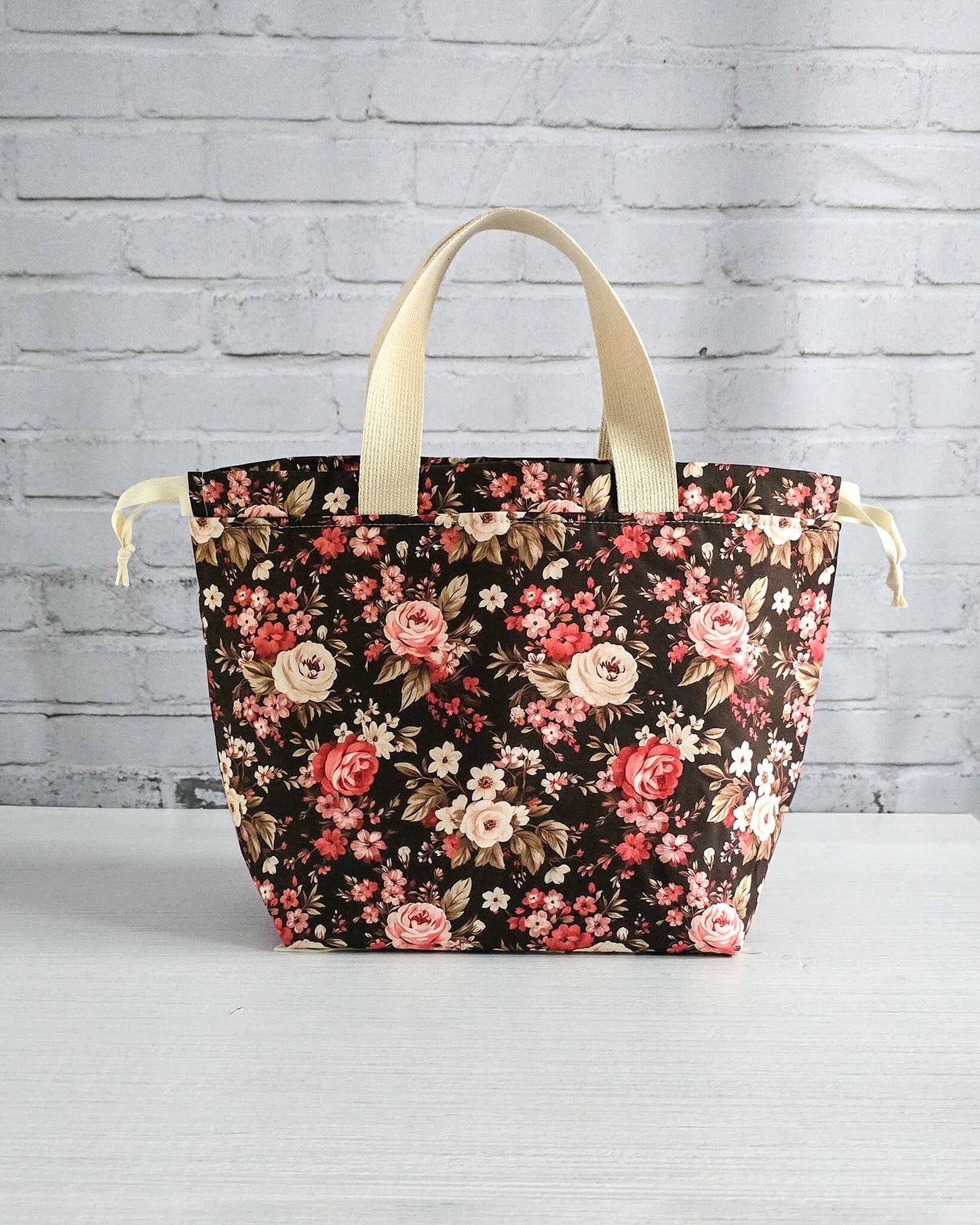 Projekttasche Alva M Midnight Roses handgenäht in Bayern von Nadelmikado