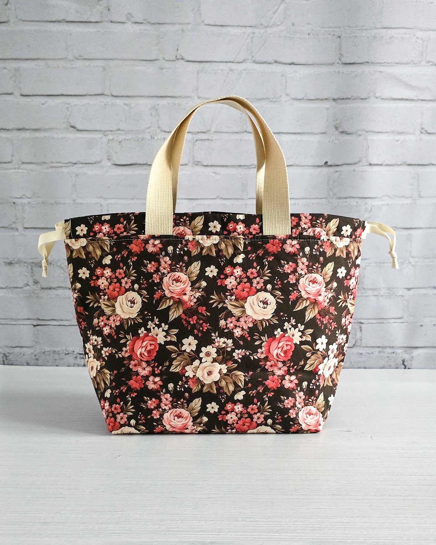 Projekttasche Alva M Midnight Roses handgenäht in Bayern von Nadelmikado