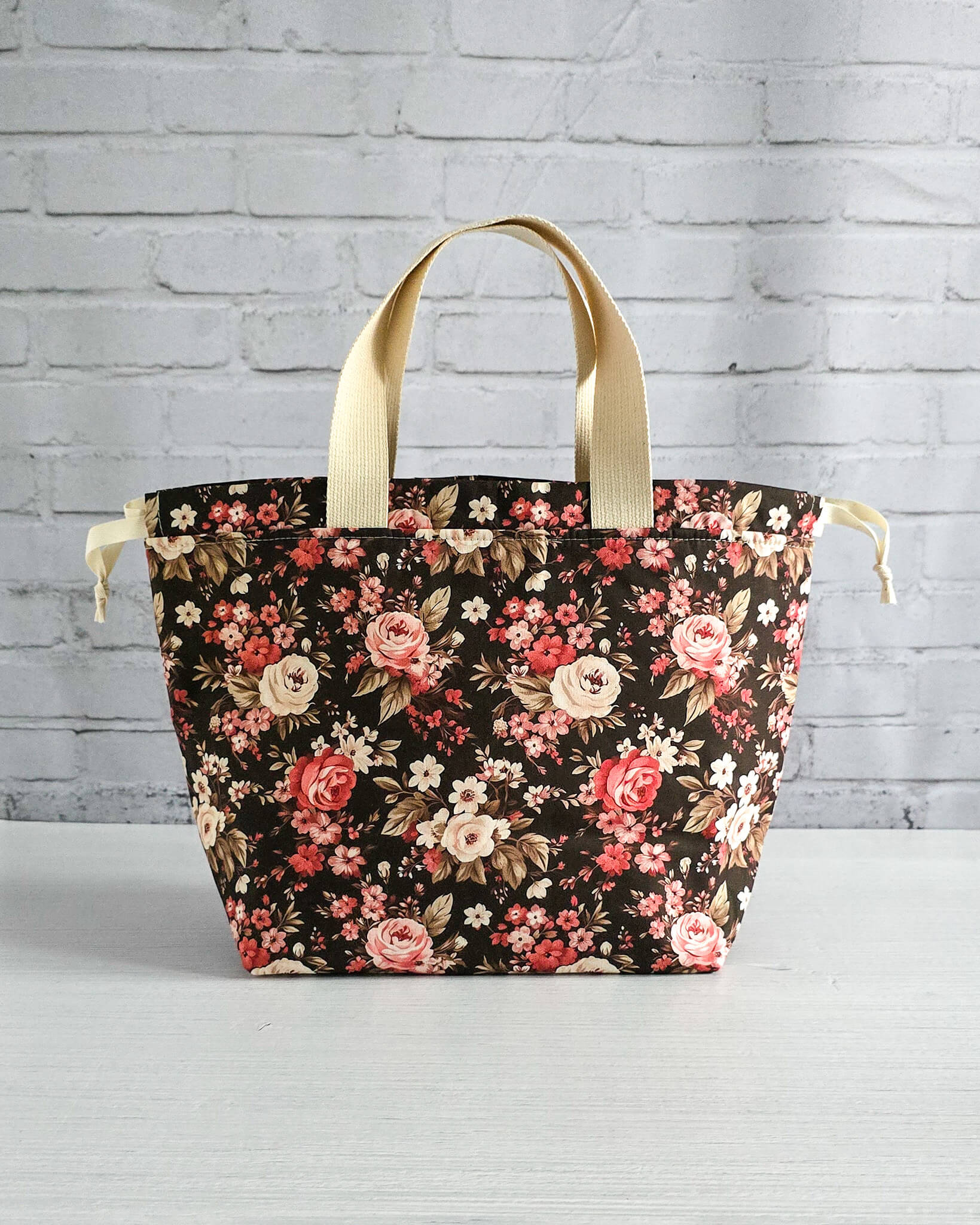 Projekttasche Alva M Midnight Roses handgenäht in Bayern von Nadelmikado