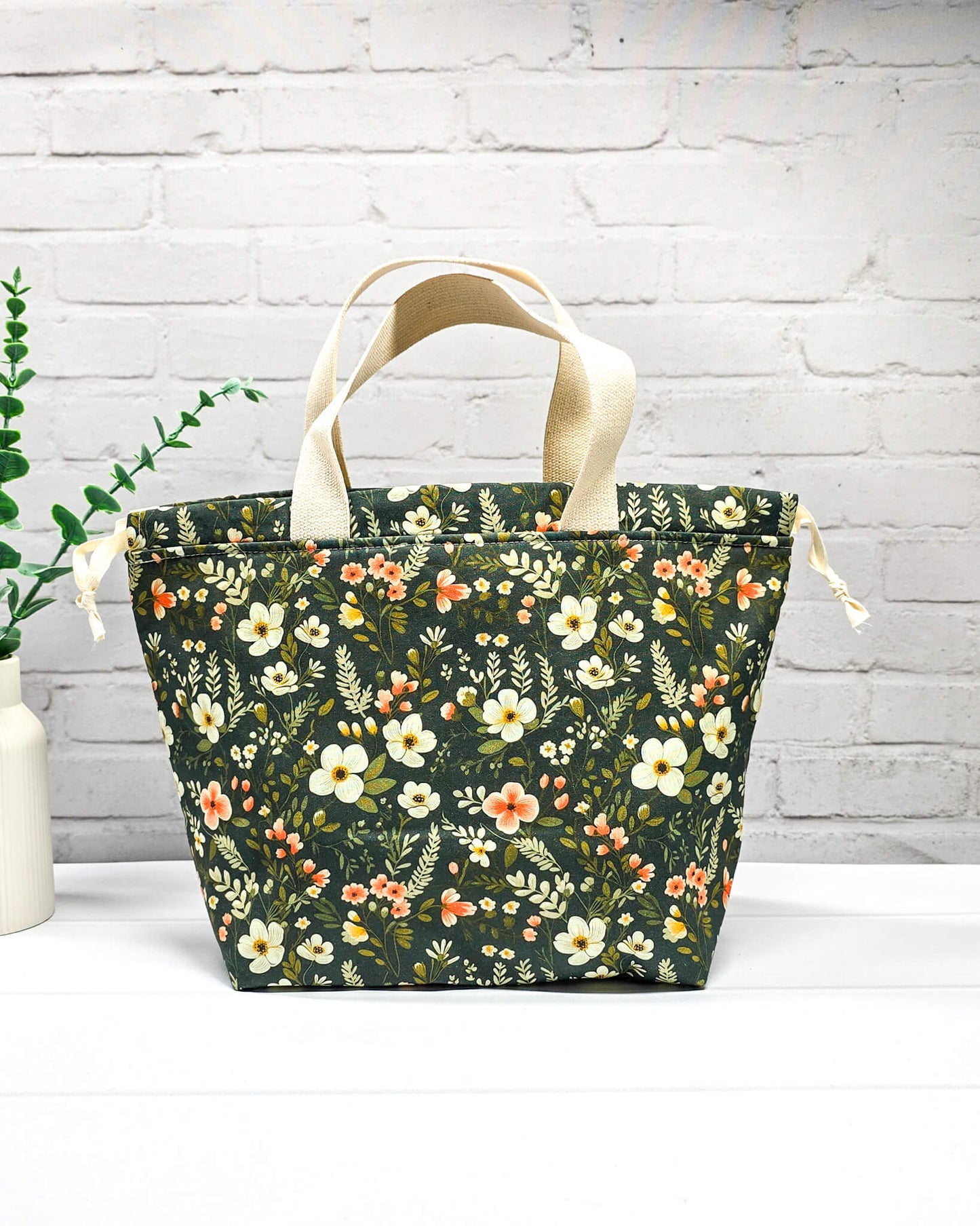 Projekttasche Alva M Mossy Blooms handgenäht in Bayern von Nadelmikado