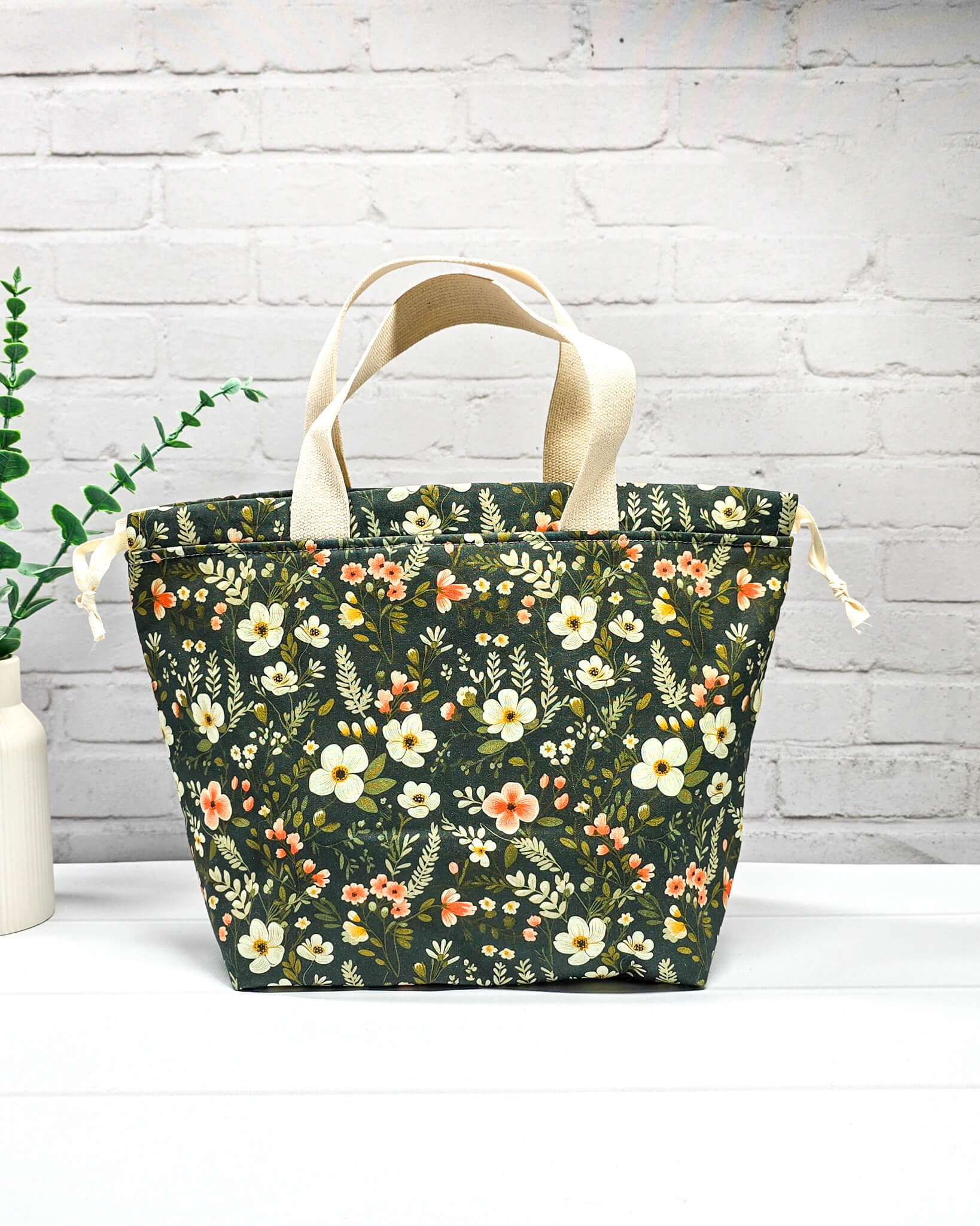 Projekttasche Alva M Mossy Blooms handgenäht in Bayern von Nadelmikado