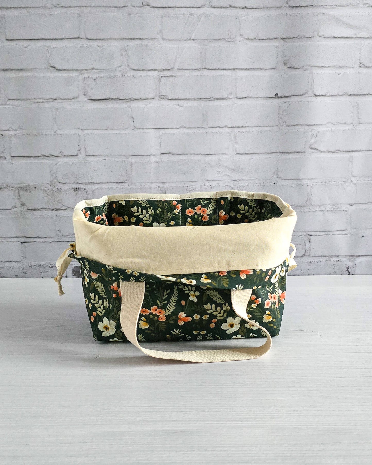 Projekttasche Alva M Mossy Blooms handgenäht in Bayern von Nadelmikado