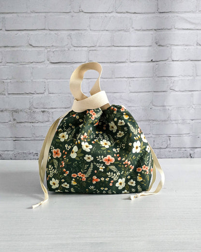 Projekttasche Alva M Mossy Blooms handgenäht in Bayern von Nadelmikado