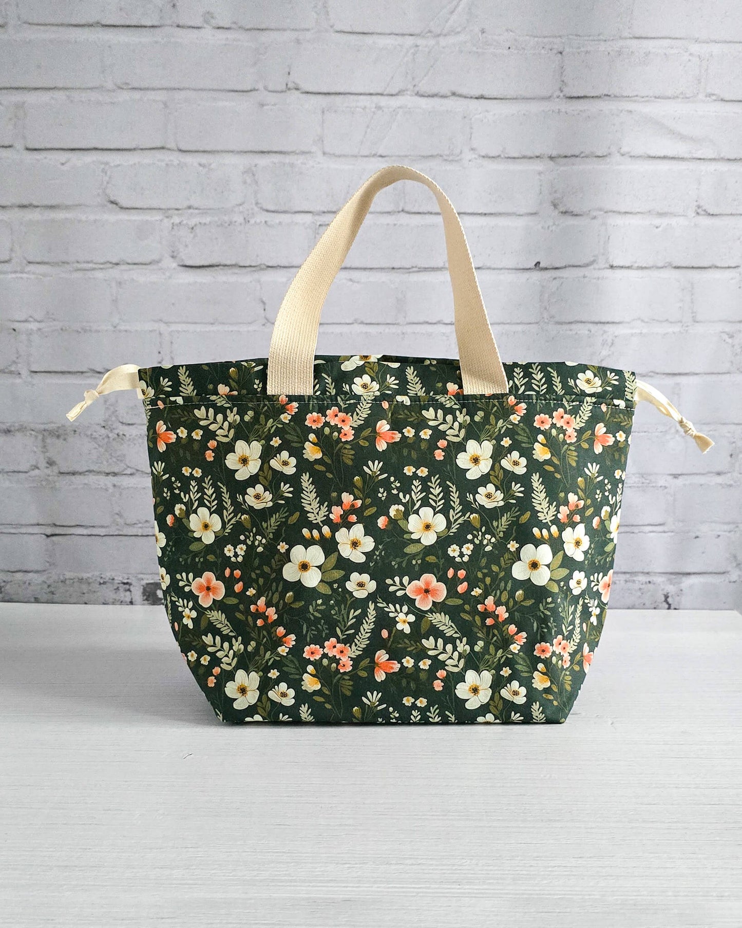 Projekttasche Alva M Mossy Blooms handgenäht in Bayern von Nadelmikado