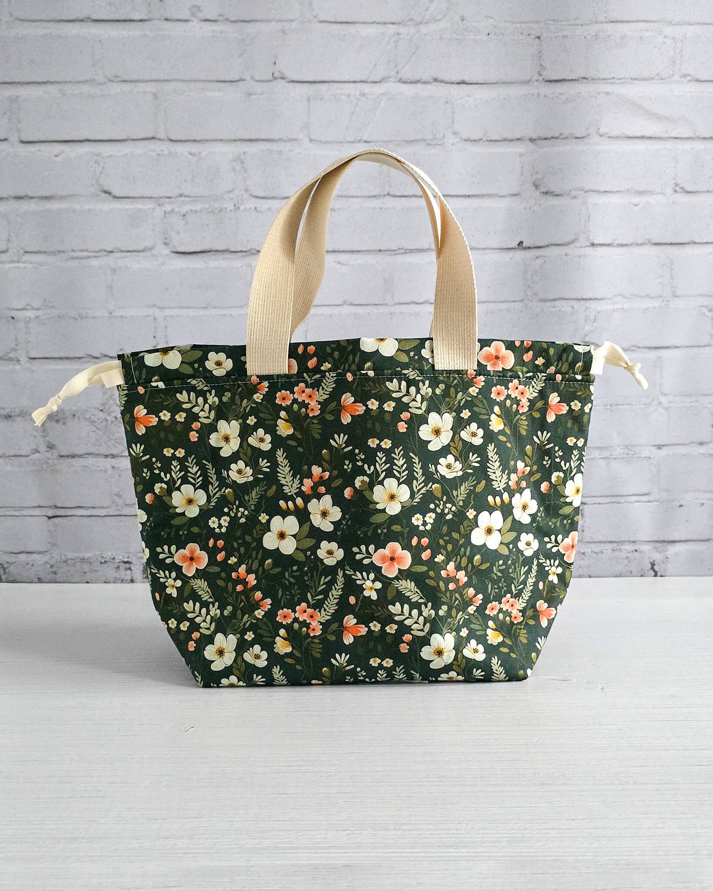 Projekttasche Alva M Mossy Blooms handgenäht in Bayern von Nadelmikado