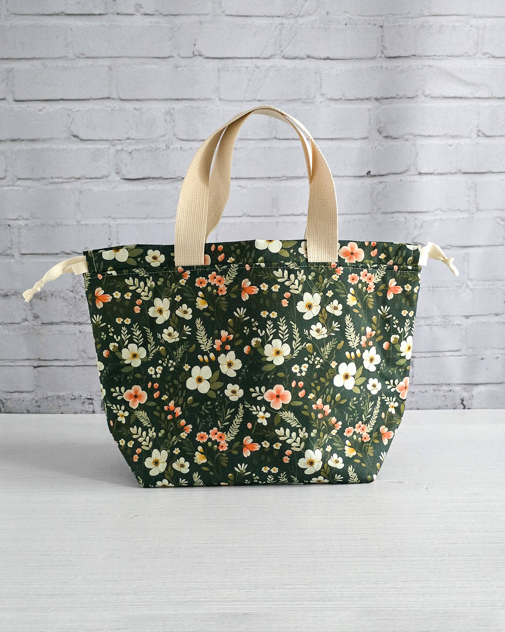 Projekttasche Alva M Mossy Blooms handgenäht in Bayern von Nadelmikado