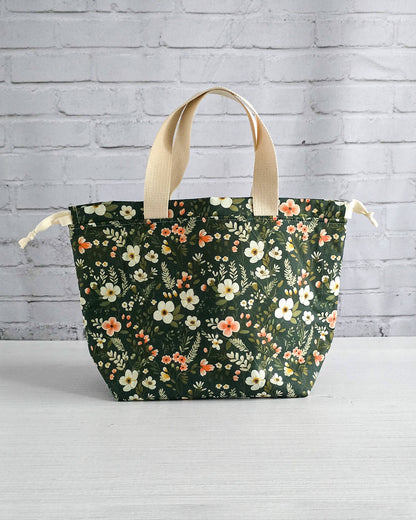 Projekttasche Alva M Mossy Blooms handgenäht in Bayern von Nadelmikado