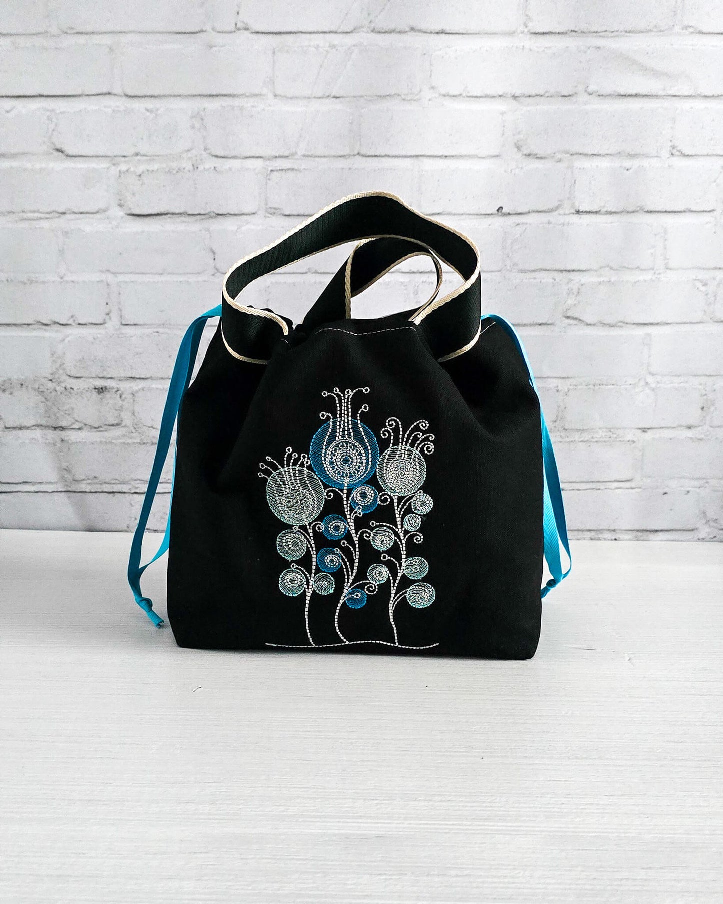 Projekttasche Alva M mit gestickten Blüten auf dunklem Canvas, handgenäht in Bayern von Nadelmikado