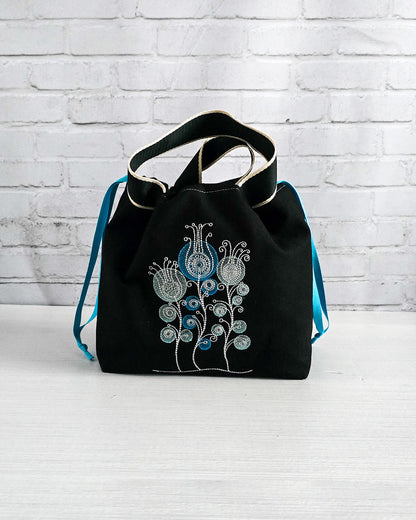 Projekttasche Alva M mit gestickten Blüten auf dunklem Canvas, handgenäht in Bayern von Nadelmikado