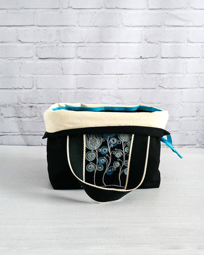 Projekttasche Alva M mit gestickten Blüten auf dunklem Canvas, handgenäht in Bayern von Nadelmikado