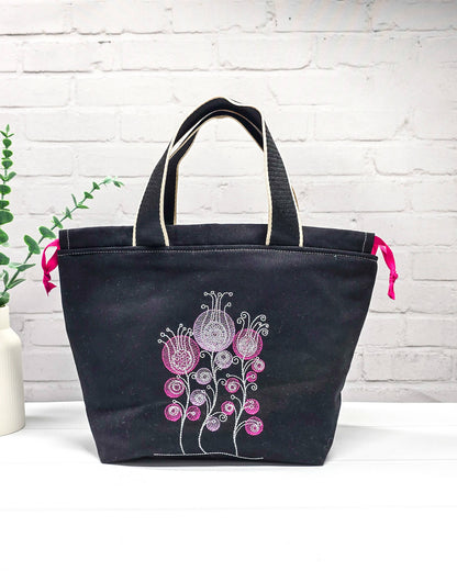 Projekttasche Alva M mit pinkem Blütenmotiv, handgenäht in Bayern von Nadelmikado