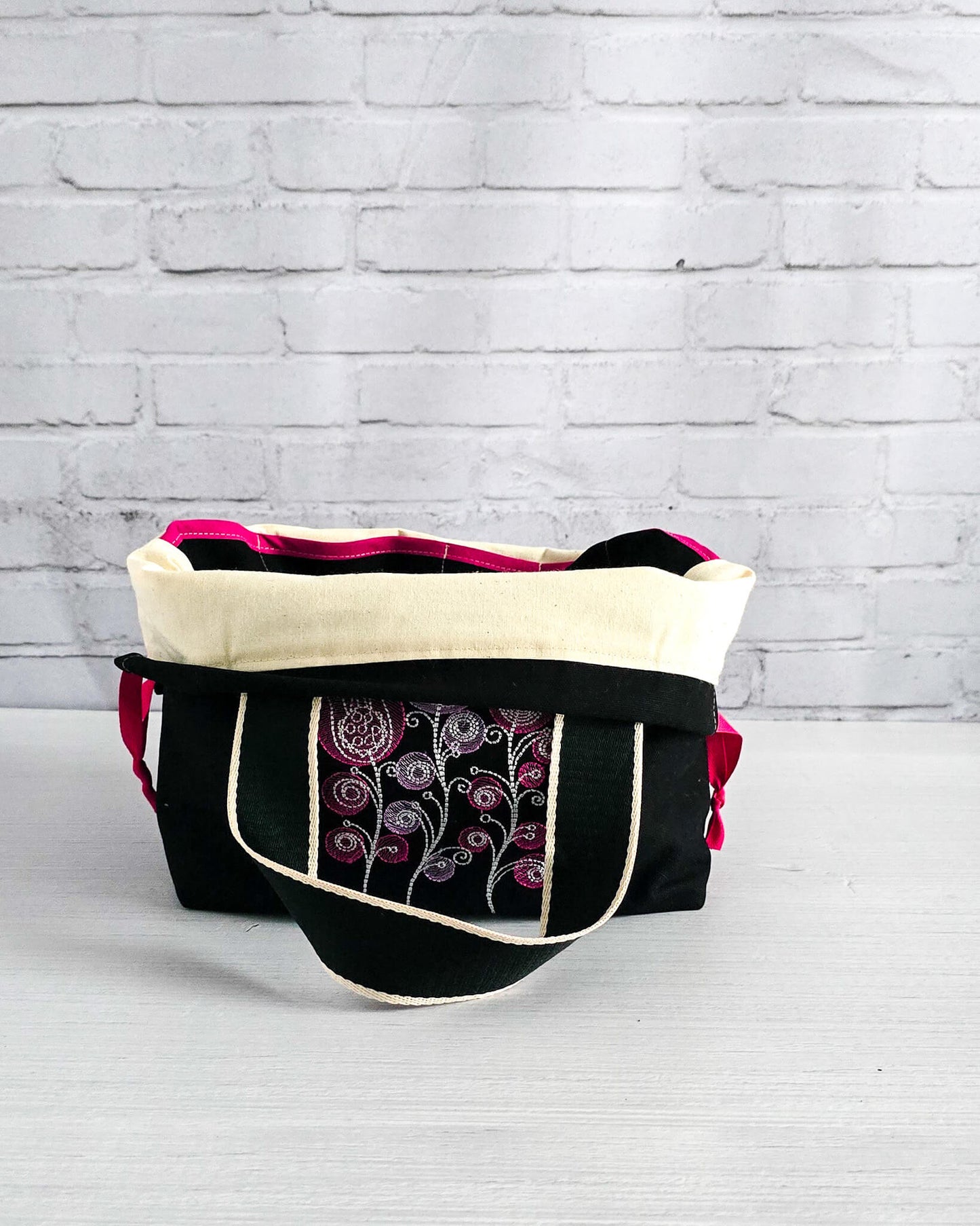 Projekttasche Alva M mit pinkem Blütenmotiv, handgenäht in Bayern von Nadelmikado