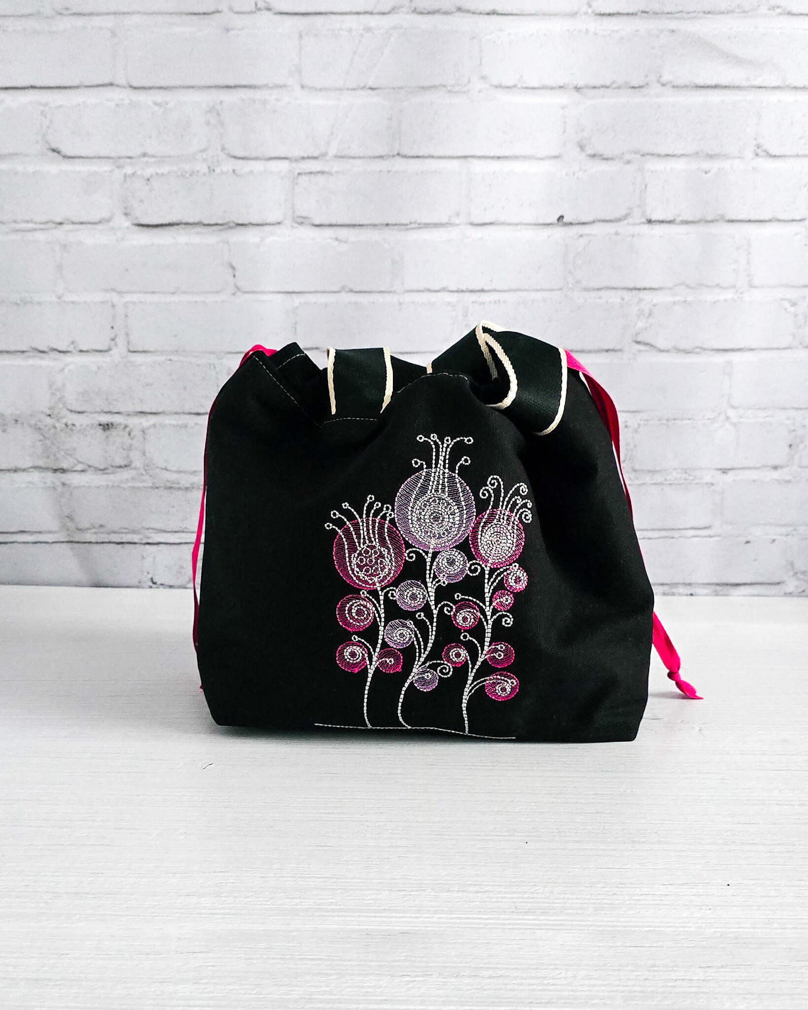 Projekttasche Alva M mit pinkem Blütenmotiv, handgenäht in Bayern von Nadelmikado