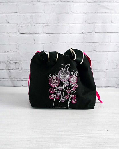 Projekttasche Alva M mit pinkem Blütenmotiv, handgenäht in Bayern von Nadelmikado
