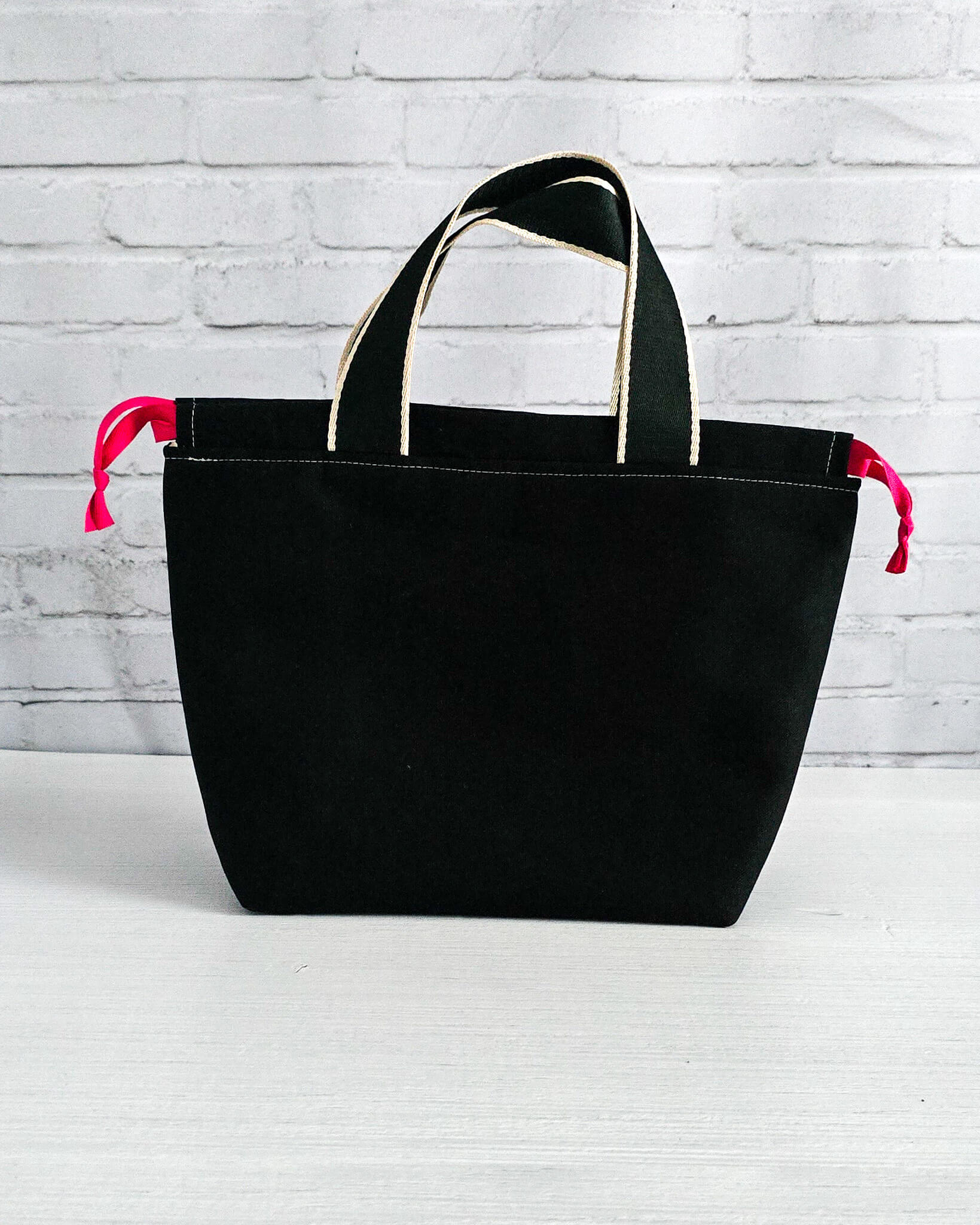 Projekttasche Alva M mit pinkem Blütenmotiv, handgenäht in Bayern von Nadelmikado