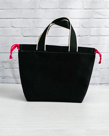 Projekttasche Alva M mit pinkem Blütenmotiv, handgenäht in Bayern von Nadelmikado