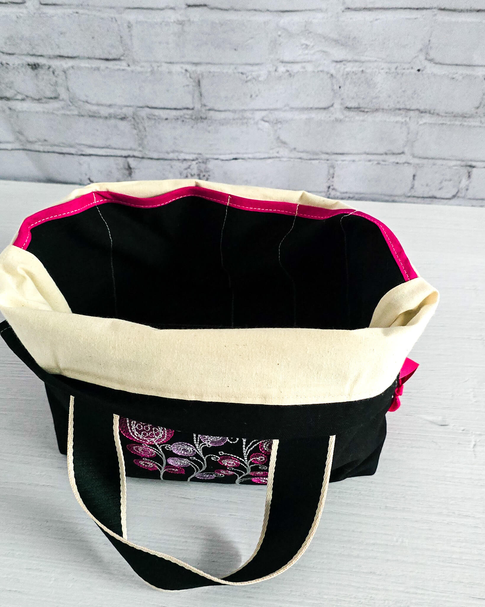 Projekttasche Alva M mit pinkem Blütenmotiv, handgenäht in Bayern von Nadelmikado