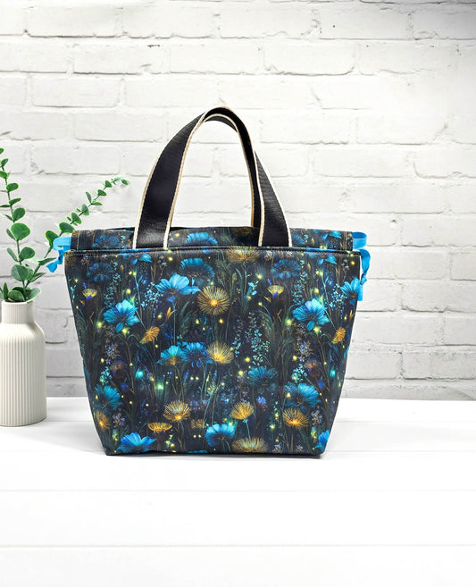 Projekttasche Alva M dunkel floral handgenäht Bayern von Nadelmikado