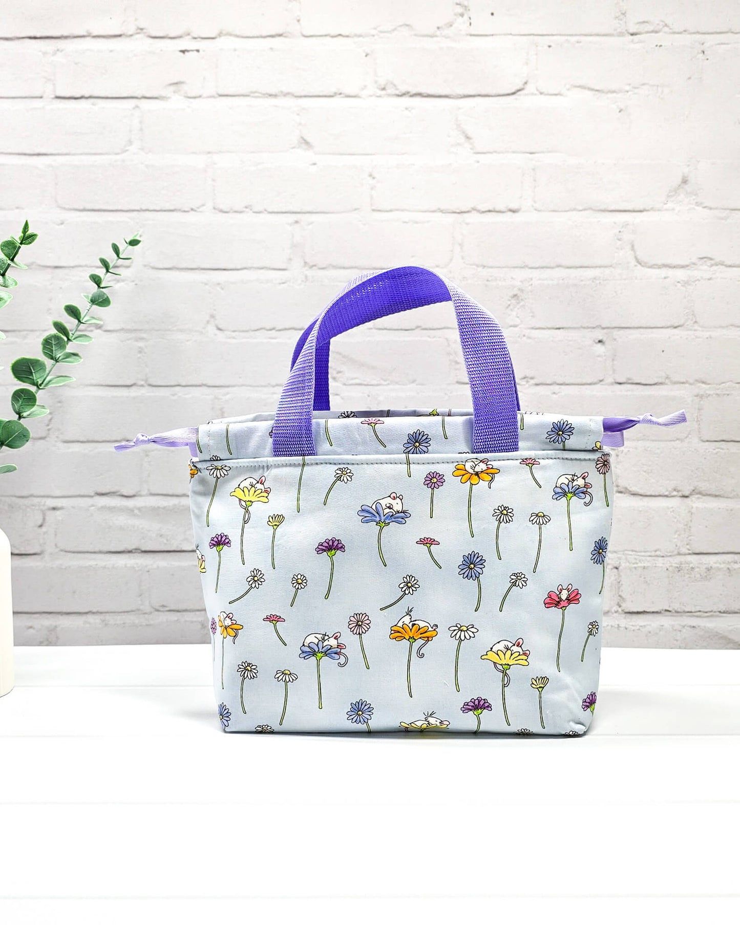 Projekttasche Alva S mit Blumenwiesenmotiv auf hellblauem Stoff, handgenäht in Bayern von Nadelmikado