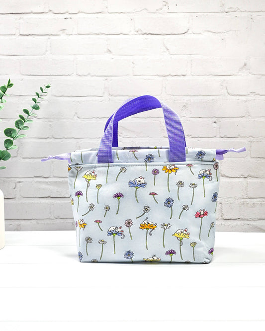 Projekttasche Alva S mit Blumenwiesenmotiv auf hellblauem Stoff, handgenäht in Bayern von Nadelmikado