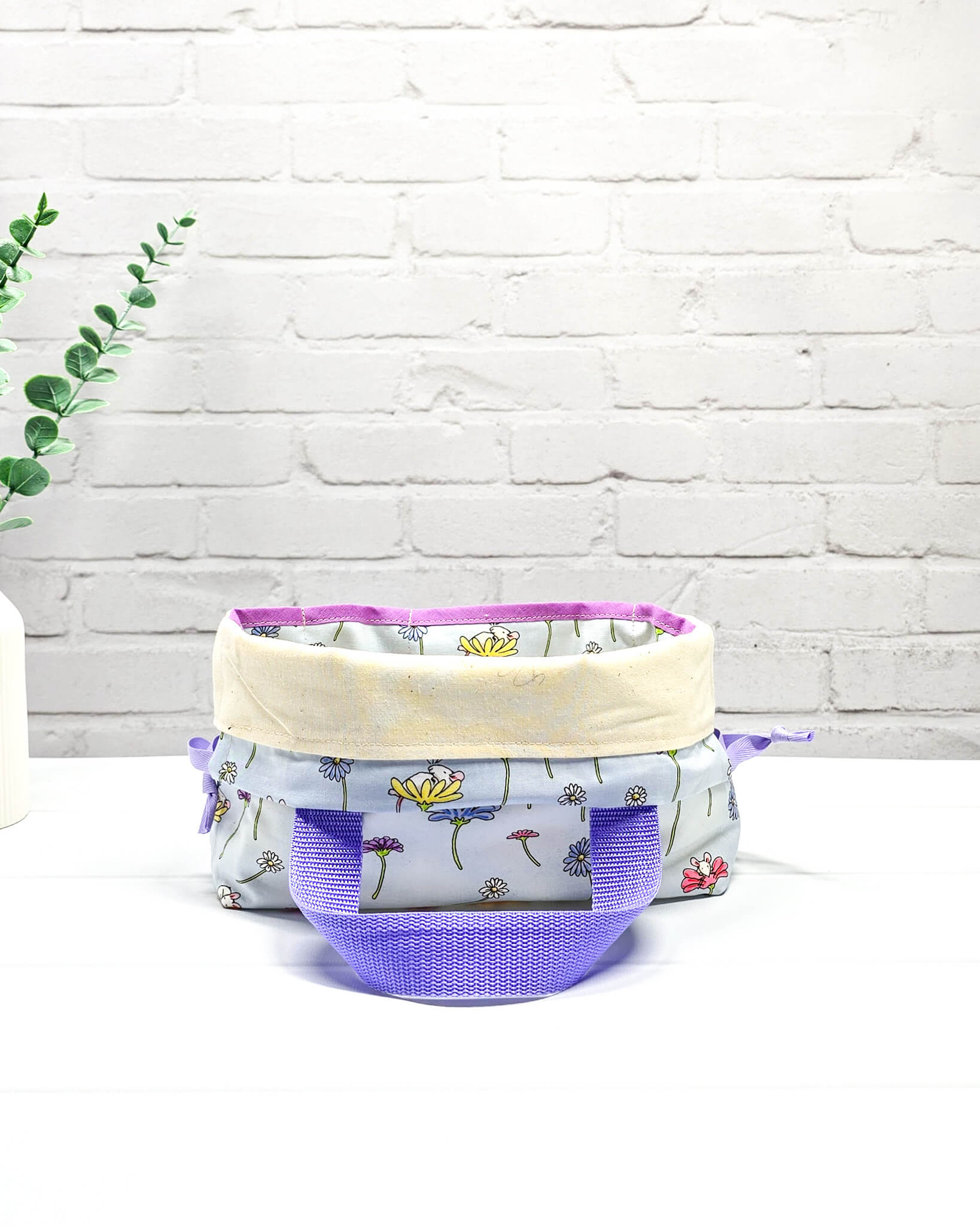 Projekttasche Alva S mit Blumenwiesenmotiv auf hellblauem Stoff, handgenäht in Bayern von Nadelmikado