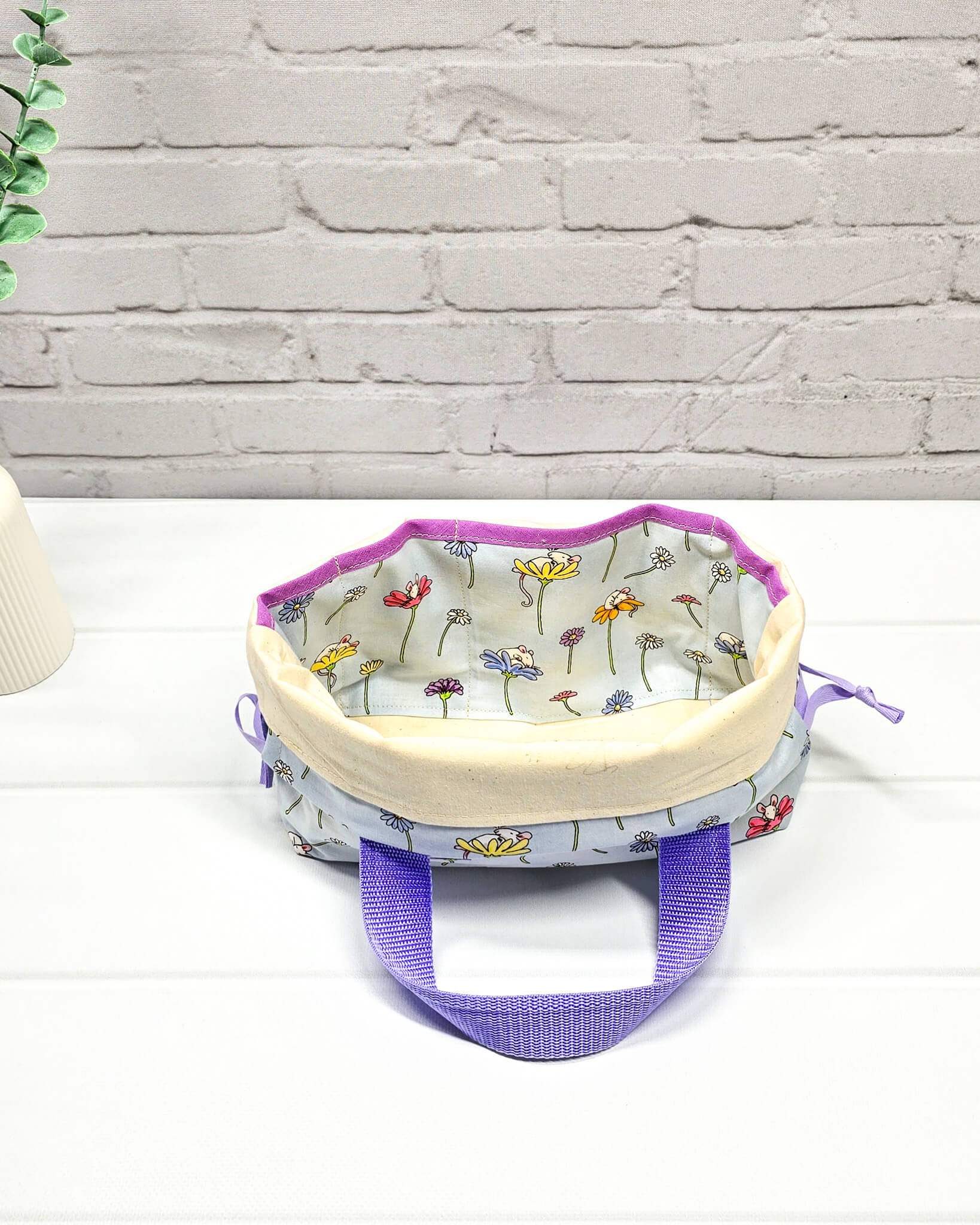 Projekttasche Alva S mit Blumenwiesenmotiv auf hellblauem Stoff, handgenäht in Bayern von Nadelmikado