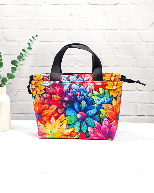 Projekttasche Alva S mit buntem Blumenmotiv, handgenäht in Bayern von Nadelmikado