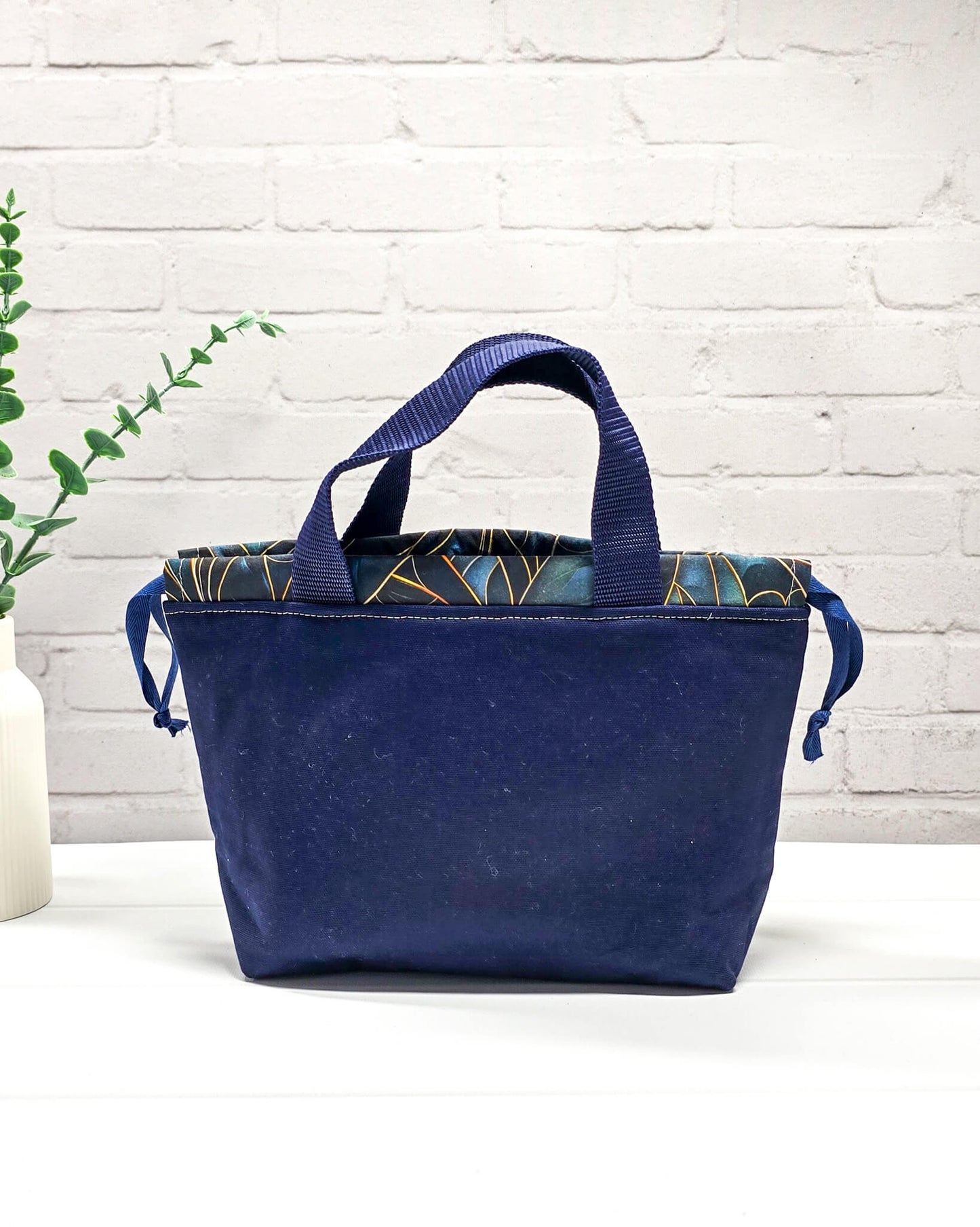 Projekttasche Alva S aus dunkelblauem Canvas - handgenäht in Bayern von Nadelmikado