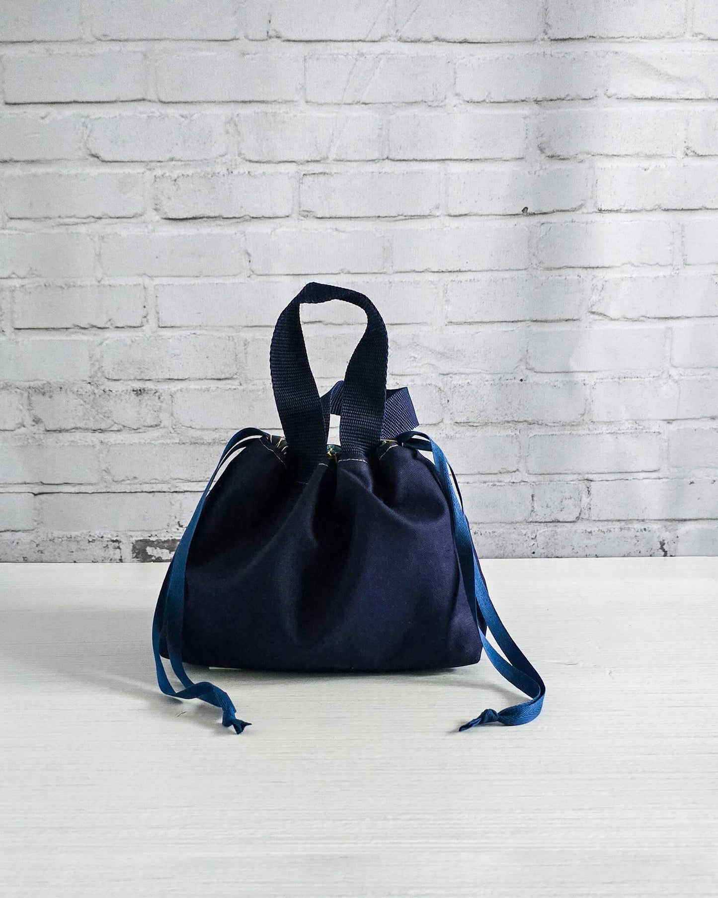 Projekttasche Alva S aus dunkelblauem Canvas - handgenäht in Bayern von Nadelmikado