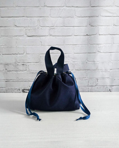 Projekttasche Alva S aus dunkelblauem Canvas - handgenäht in Bayern von Nadelmikado