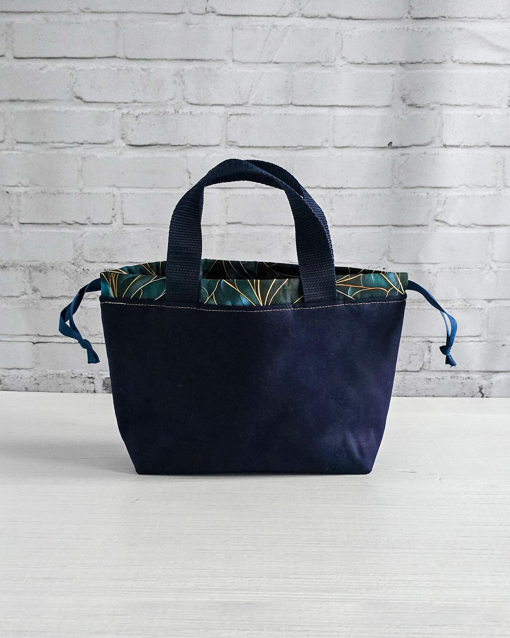 Projekttasche Alva S aus dunkelblauem Canvas - handgenäht in Bayern von Nadelmikado