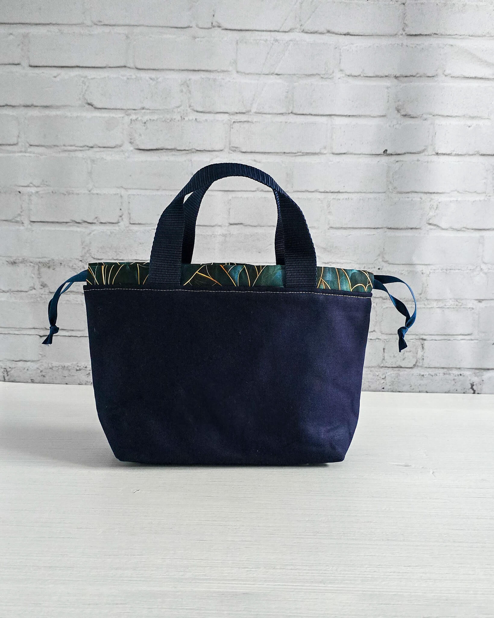 Projekttasche Alva S aus dunkelblauem Canvas - handgenäht in Bayern von Nadelmikado