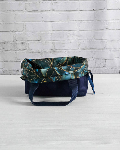 Projekttasche Alva S aus dunkelblauem Canvas - handgenäht in Bayern von Nadelmikado