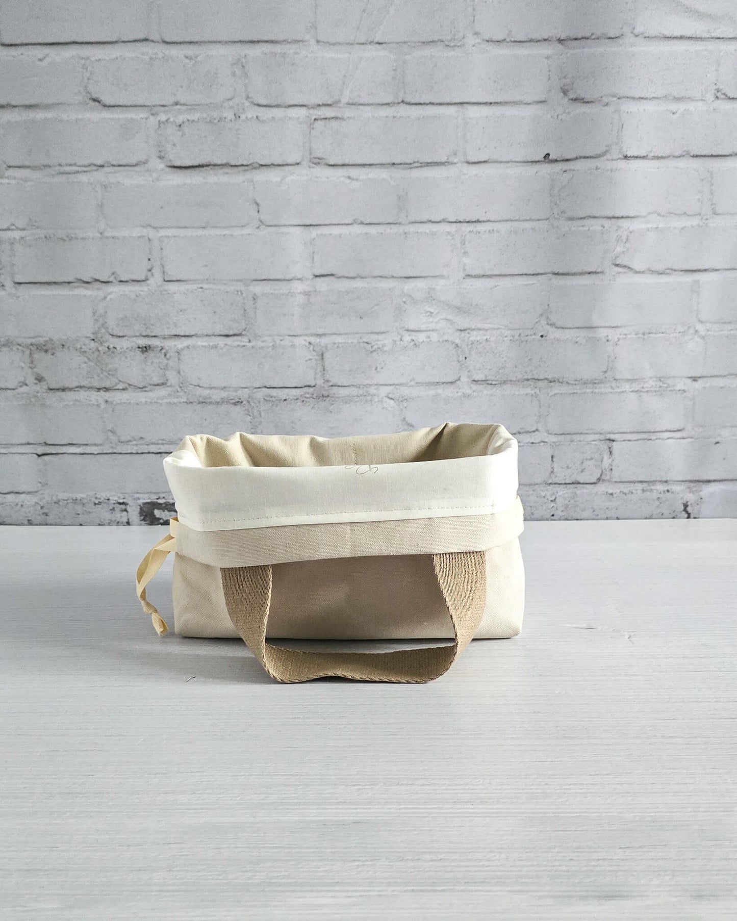 Projekttasche Alva S aus hellem Canvas - handgenäht in Bayern von Nadelmikado